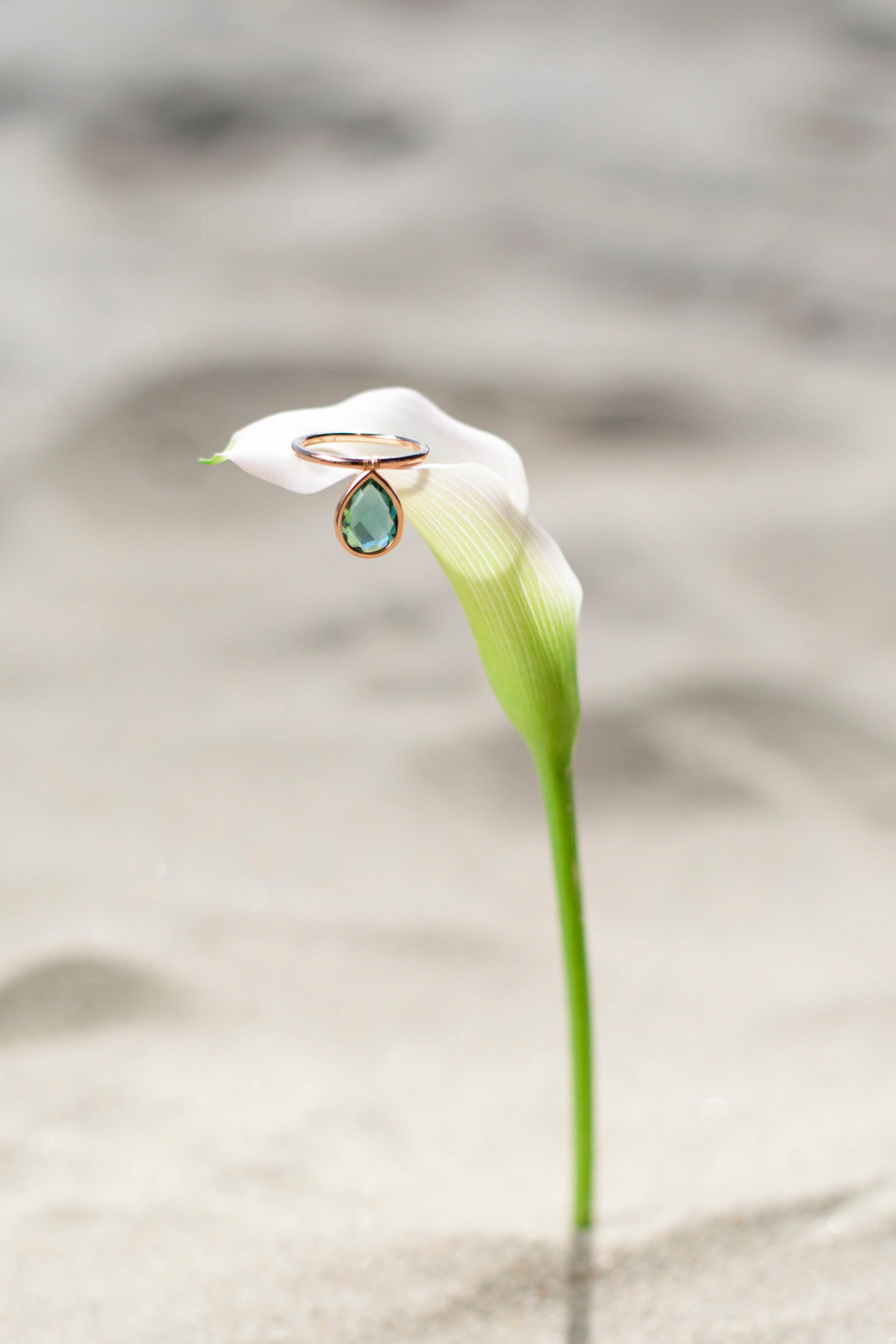 18K White Gold Blue Topaz Calla Flip Ring